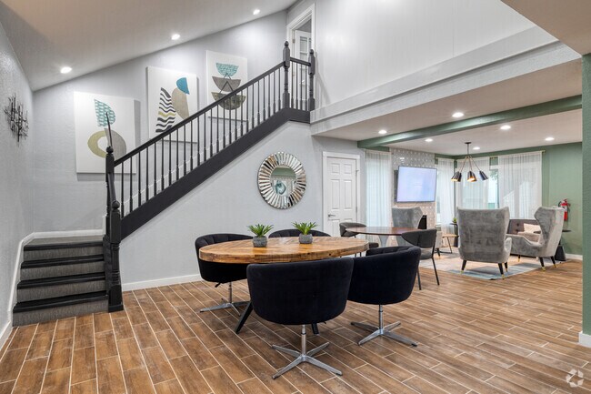 Clubhouse Lounge - Lantern