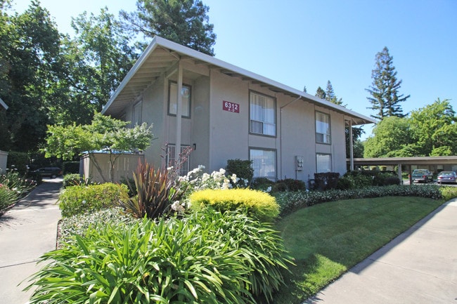 Building Photo - River Cove Apartments
