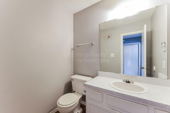 Building Photo - 5927 Shadydell Dr