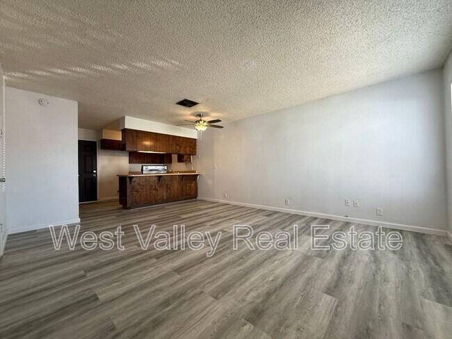 Building Photo - 205 W Ash St