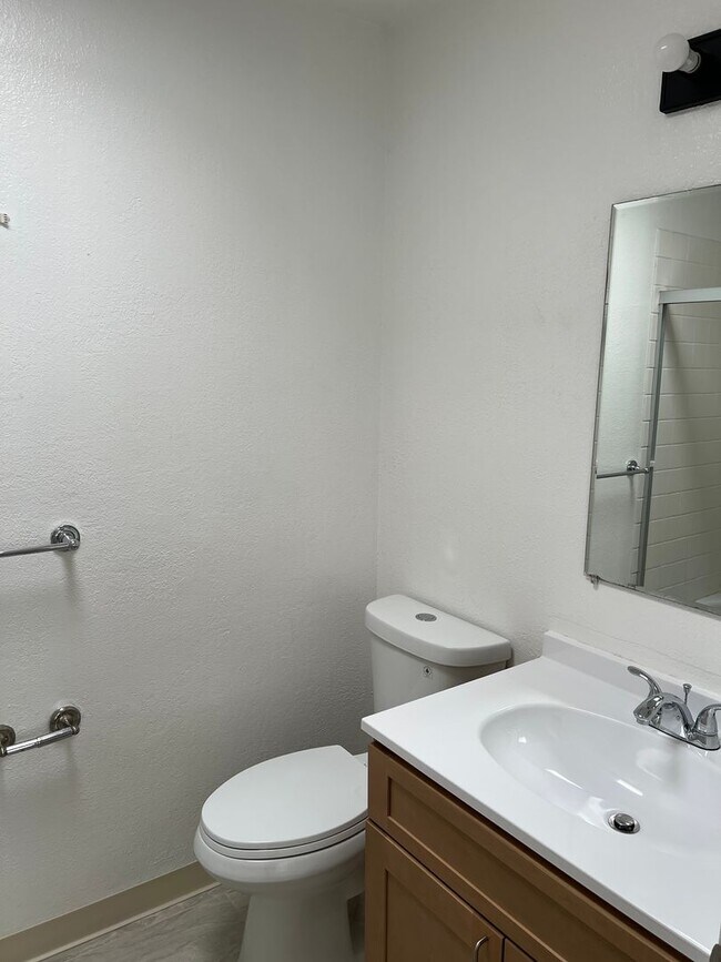 Building Photo - NEXT TO PARK DESIREABLE LOCATION RECENTLY RENOVATED!