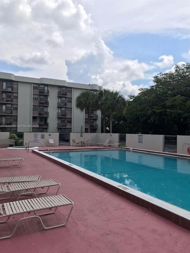 Building Photo - 2701 Riverside Dr