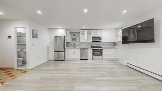 Building Photo - 56-25 Remsen Pl