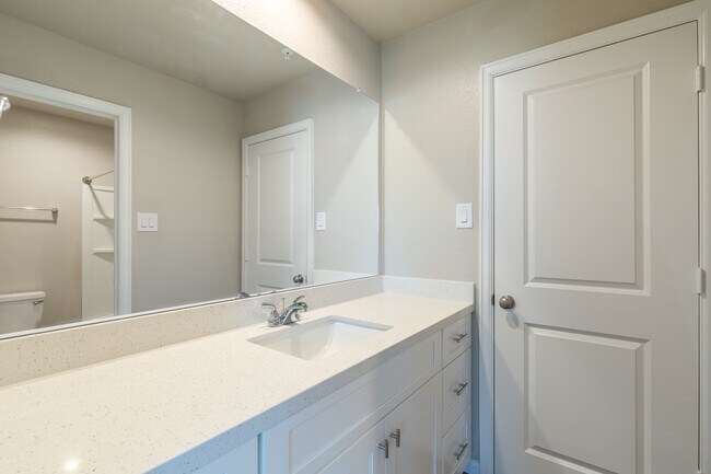 Building Photo - 219 Pk Pl Cir