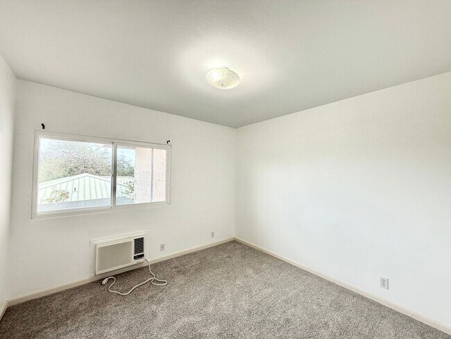 Building Photo - Huge 6br/3ba SF House with Solar Panels!