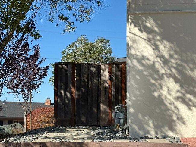 Building Photo - 1500 Solana Dr
