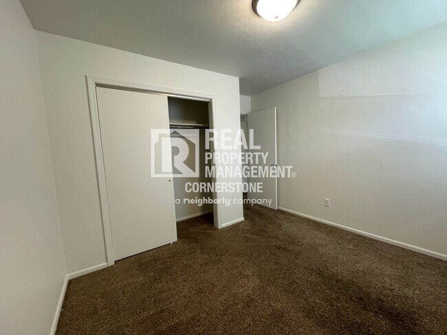 Building Photo - Bright 2-Bedroom with Private Deck & Heat ...