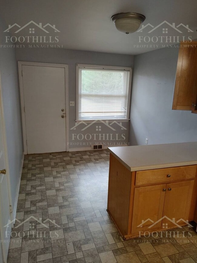 Building Photo - 2712 Cedar Ln