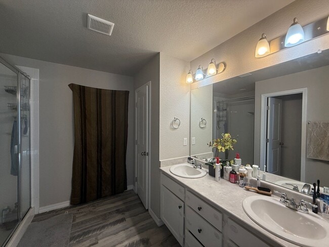 Building Photo - 4 Bed 3 Bath Home Minutes Away from Ft. Carson, Peterson SFB , & Schriever SFB!!