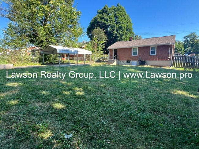 Building Photo - Three Bedroom Home - Convenient Location!