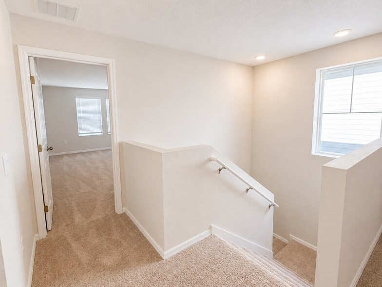 Building Photo - 1305 Current Pl