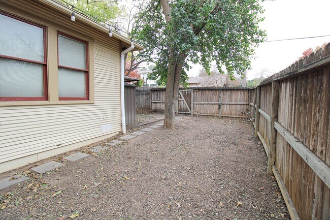 Building Photo - 438 W Rosewood Ave