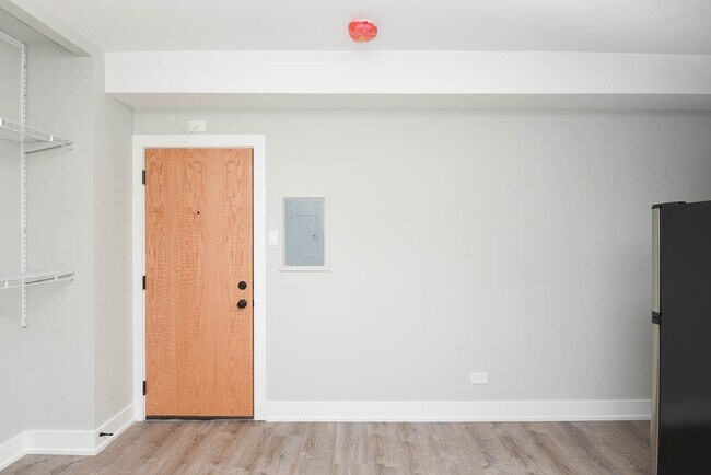 Building Photo - 508 W Belmont Ave