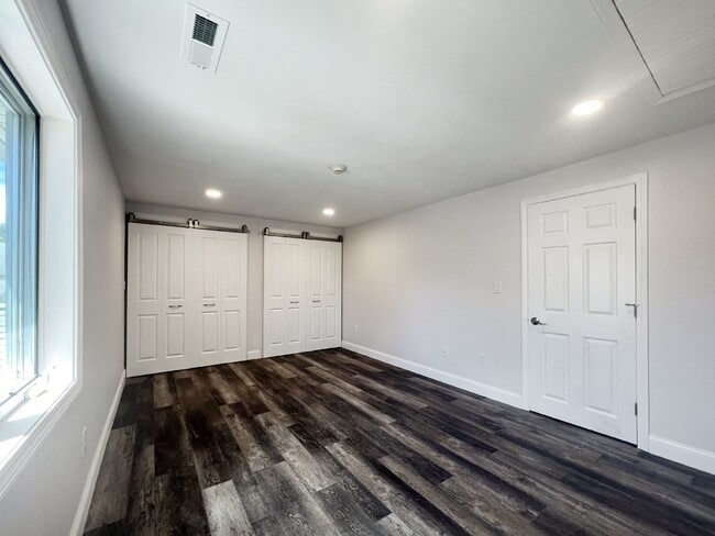 Building Photo - Gorgeous and newly renovated townhouse-sty...