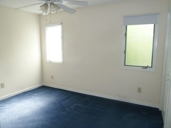 Building Photo - Available Now! Updated 2br 2ba Garden-Style Condo in Mill Creek! Walk to Campus