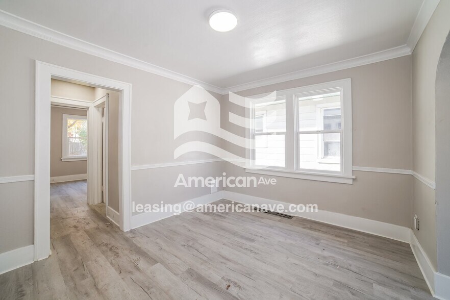 Building Photo - 608 E Thrush Ave