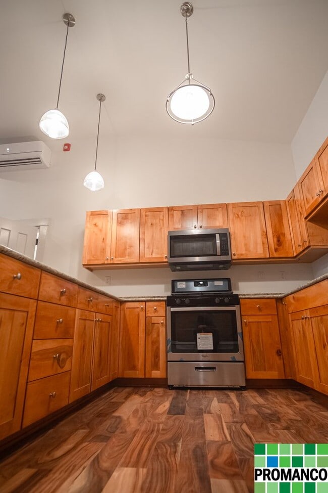 Building Photo - Downtown Luxury Loft Apartment