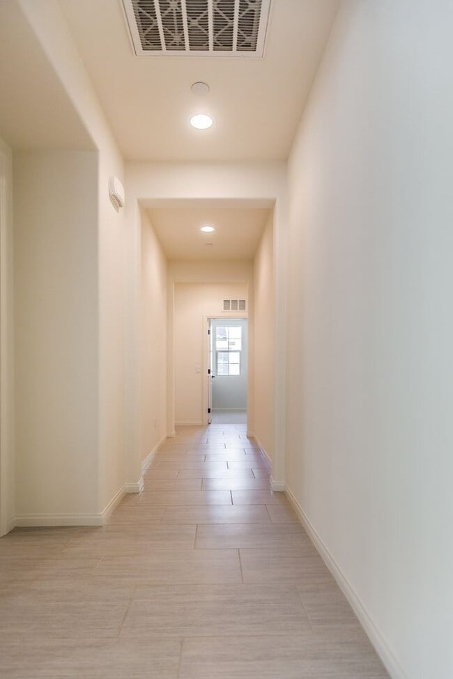 Building Photo - 4BD/3BA/2Garage Two Story Highly upgraded ...