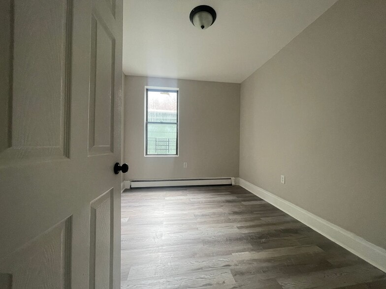 Unit 4 - 110 Warner Ave