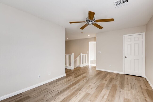 Building Photo - Beautiful 3 bedroom, 2.5 bath 2 story home!