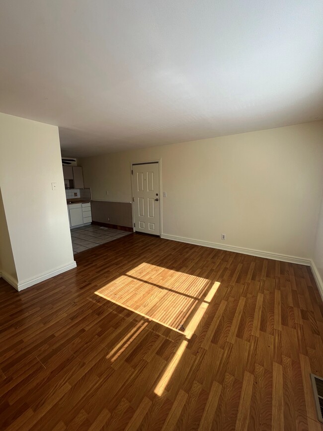 Building Photo - Two-Bedroom Apartment in Salt Lake!