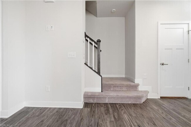 Building Photo - 266 Foxglove Dr