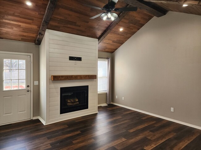 Building Photo - This Strafford Home Has It All ---