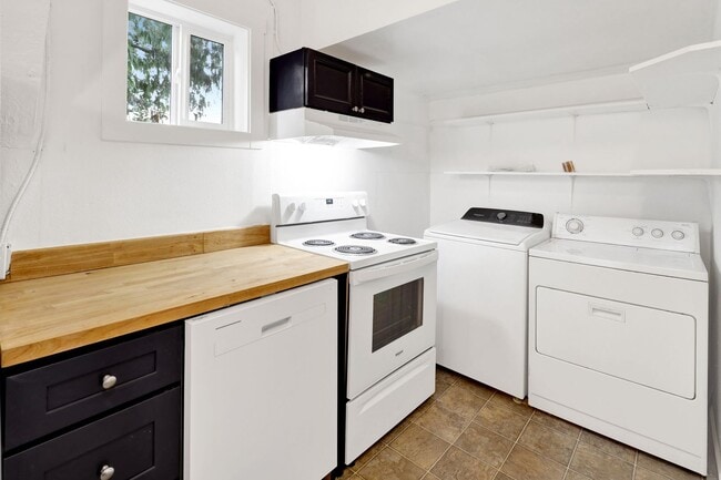 Building Photo - $1,000 Grocery Store Gift Card! 4 Bedroom, 1 bathroom Home in the York neighborhood for Rent!