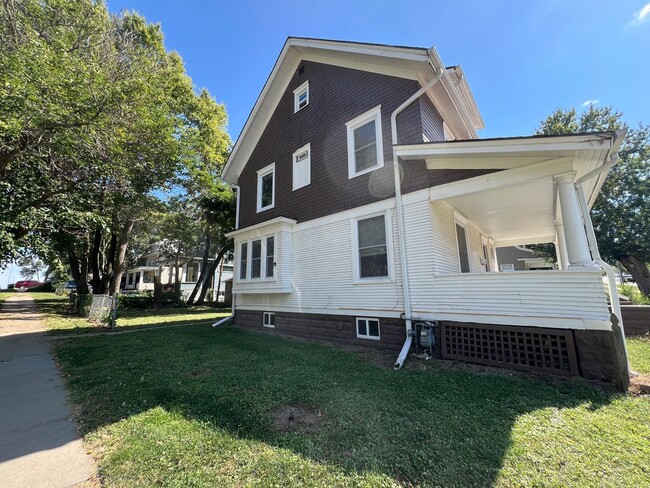 Building Photo - Fully Remodeled House!