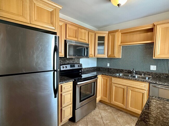 Building Photo - Beautiful Pacific Beach Condo Walking Distance To Beach and Bay