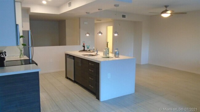 Building Photo - 805 SE 3rd Ave