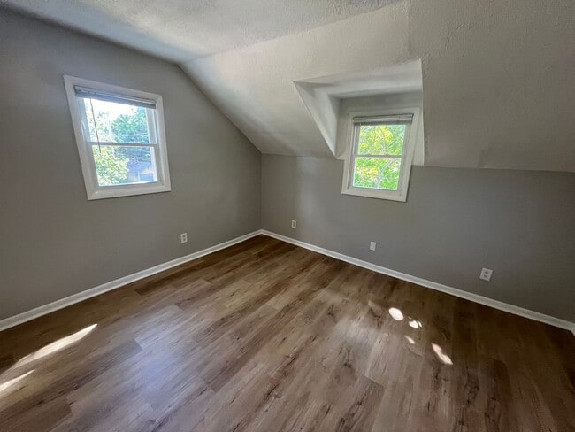 Building Photo - 3 Bed 1.5 Bath- 2 Car Garage