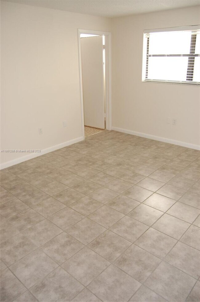 Building Photo - 1334 Collins Ave