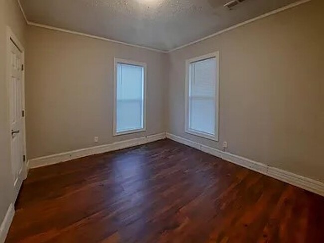 Building Photo - Updated 2 Bedroom | 1 Bathroom  868 Square...