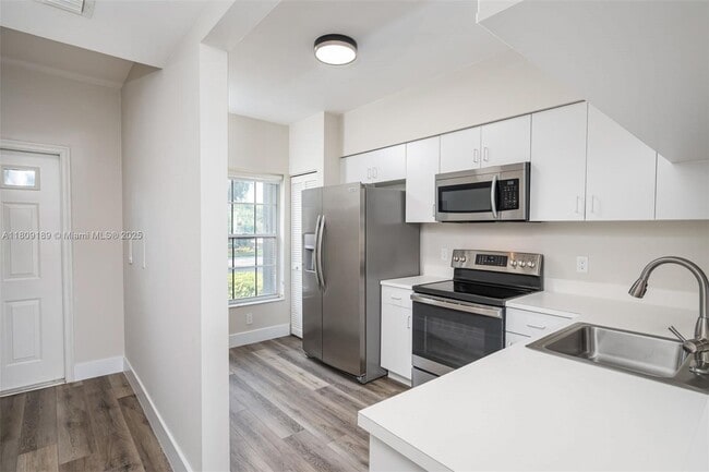 Building Photo - 16795 Hemingway Dr