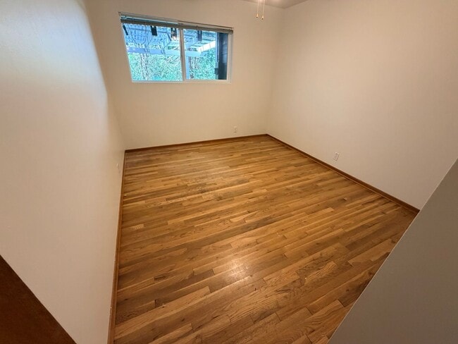 Building Photo - 9938 SW Terwilliger Blvd