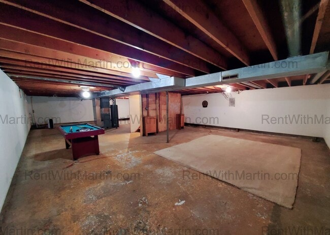 Building Photo - 3 Bedroom, 2 Bath & Main floor laundry- 6th St in Oelwein Iowa!