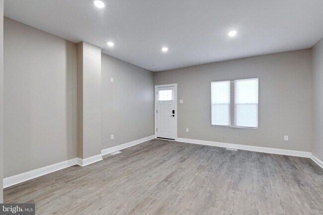 Building Photo - 6205 Elmwood Ave