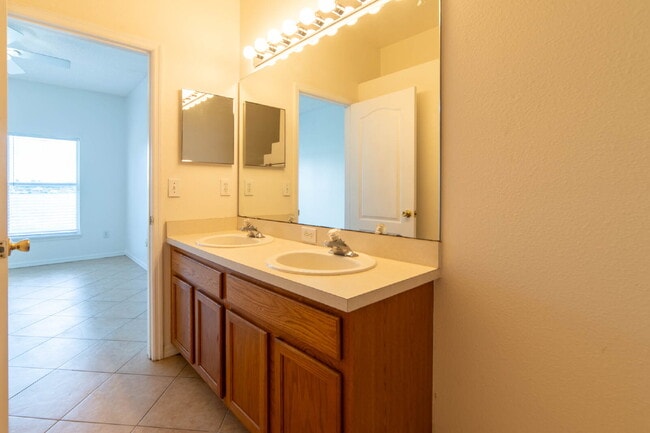Building Photo - **Charming 4BR/2BA Pond-View Home with Boat Ramp Access – East Orlando **