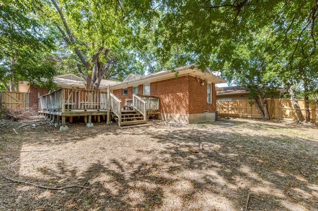 Building Photo - Spacious 3/2 with fenced yard, laundry room, and 2 car garage