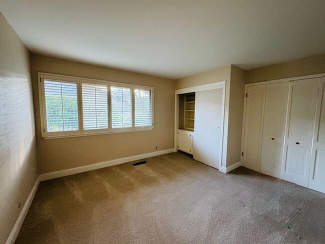 Building Photo - Wonderful 3 bedroom, 2 bath single level home in desirable Orinda Woods community-now available f...