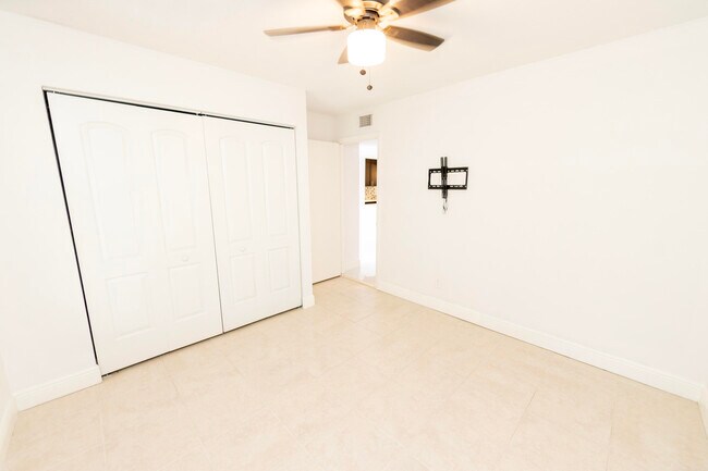 Building Photo - 11060 S Lakeview Dr