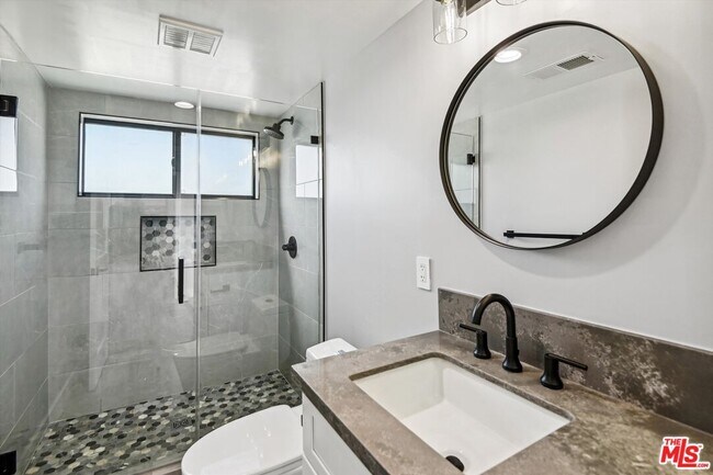 Building Photo - 819 E La Palma Dr