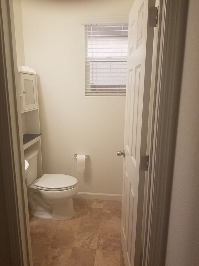 Building Photo - Beautiful, Large 4 BR/2.5 Bath Home,  Lots of light!  Great Neighborhood!