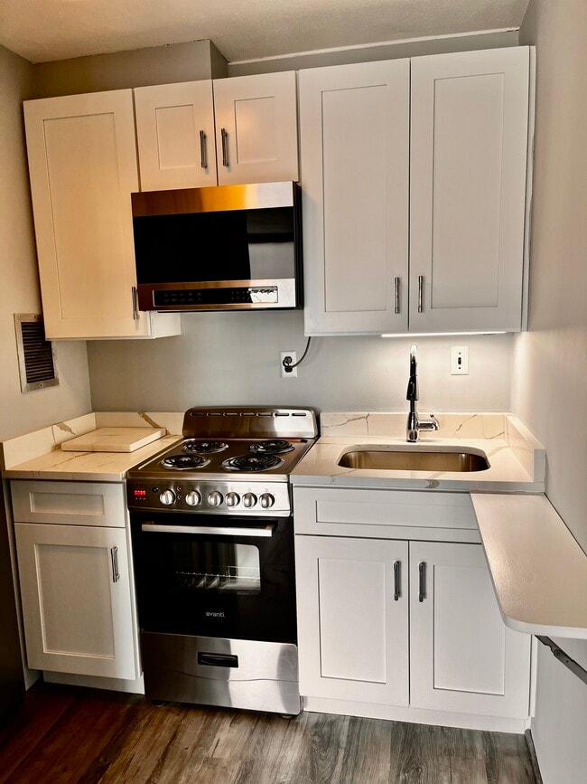 Building Photo - 1 Gold St