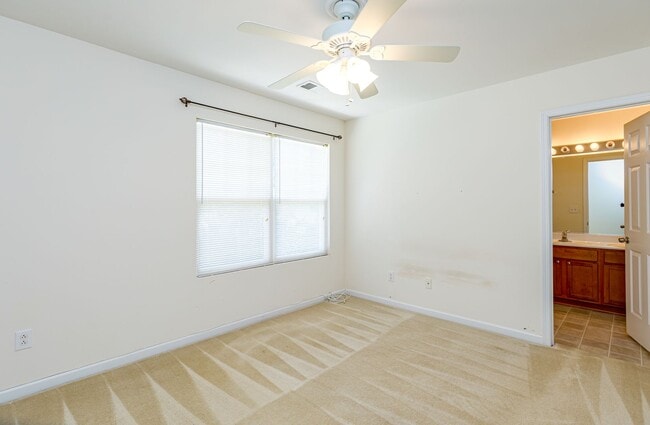 Building Photo - Maintenance-Free beautiful  3 bedroom 2.5 bath townhouse in Burlington