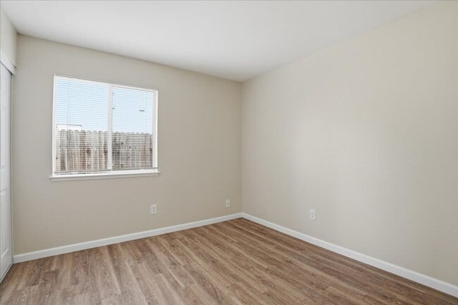 Building Photo - 604 Hovey Way
