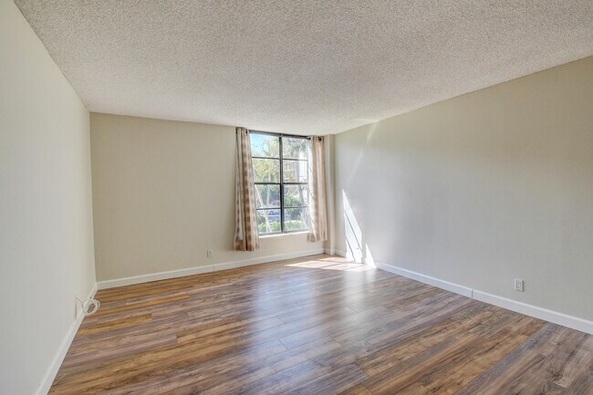 Building Photo - 16 Royal Palm Way