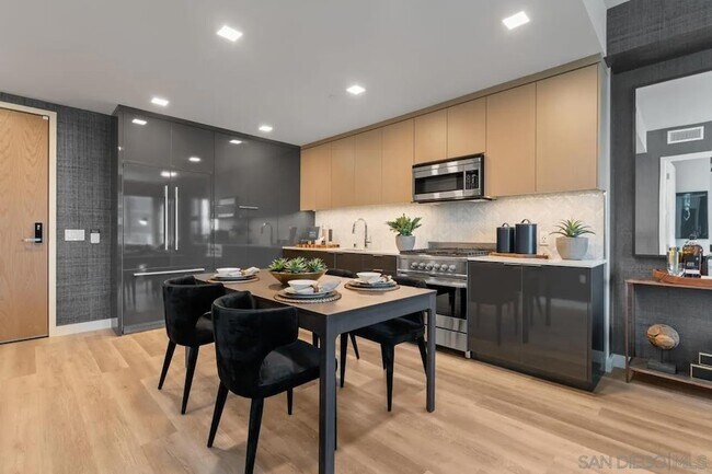 Building Photo - 525 Olive St