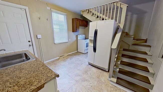 Building Photo - Comfortable 2-Bedroom Duplex